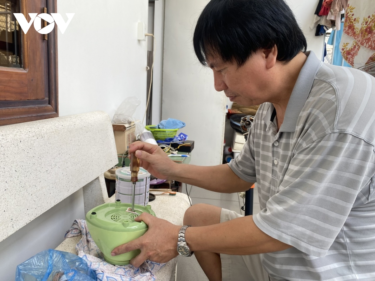 Bí thư khu phố mê sửa đồ điện giúp người nghèo ở Bà Rịa - Vũng Tàu